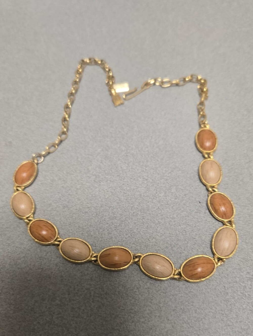 ￼￼￼This Amerique necklace features gold-tone chain links alternating w